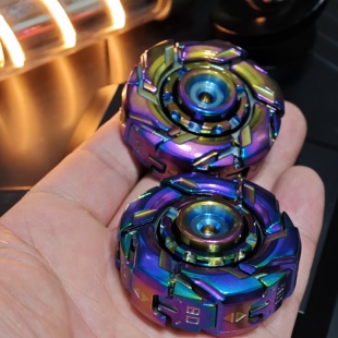 不锈钢炫彩暴躁08旋转指尖开甲陀螺推牌啪啪币办公黑科技解压玩具