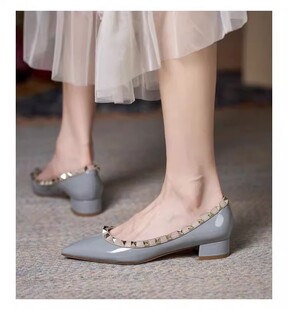 尖头铆钉裸色单鞋女平底2024新款春高跟鞋雾霾蓝漆皮粗跟中跟女鞋