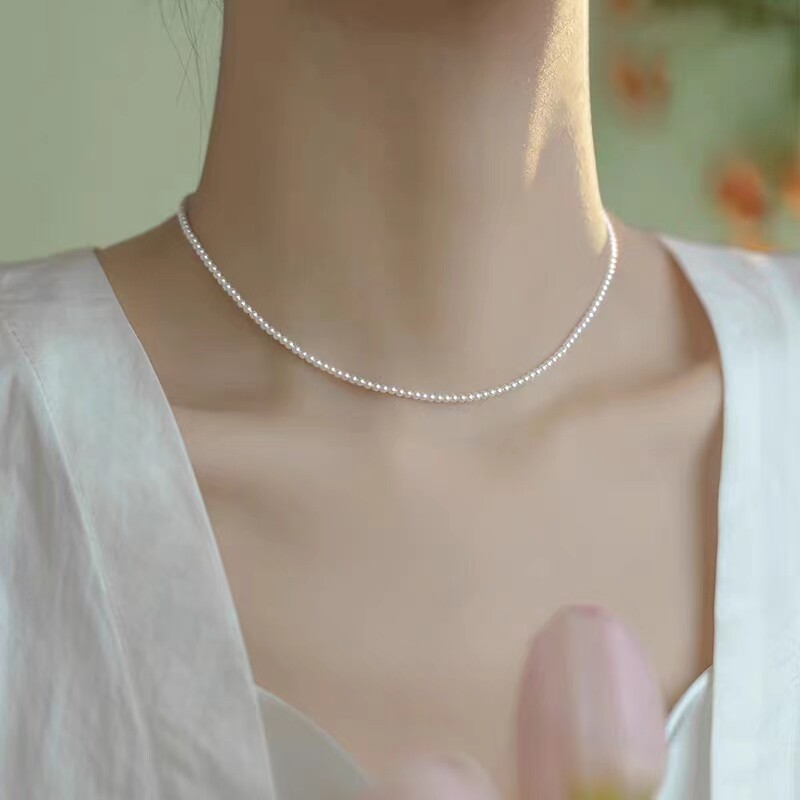 인기있는 2MM 초미세 진주 목걸이 여성 여름 디자인 2023 새로운 기장 곡물 진주 쇄골 체인 인기 스타일