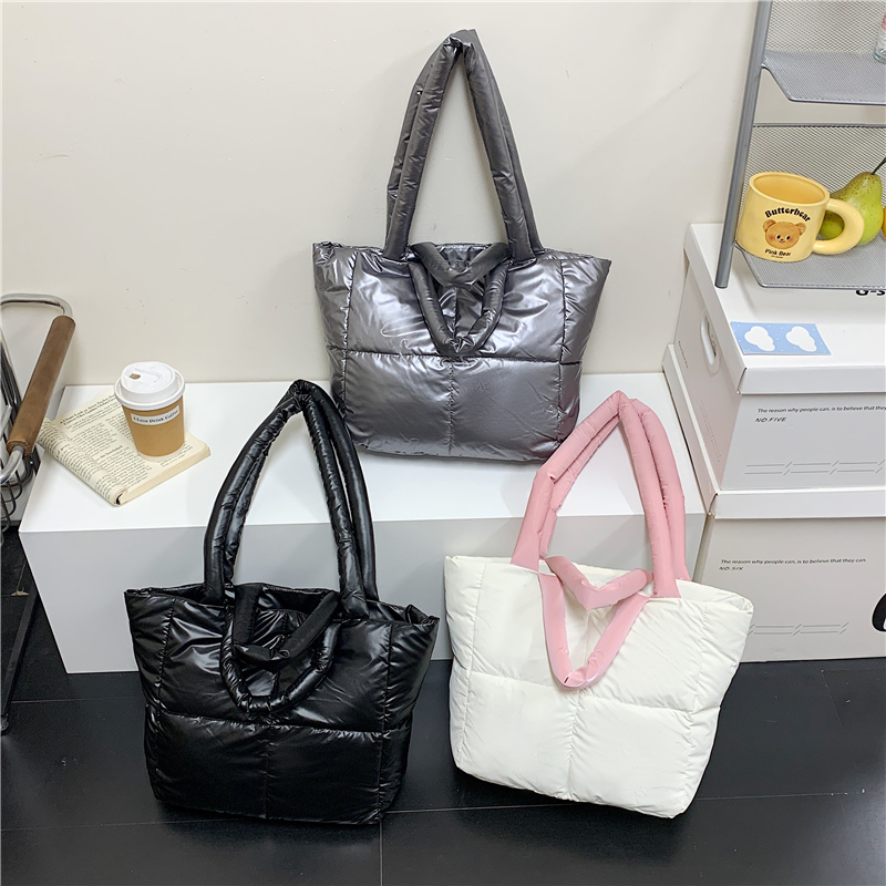 单肩包女2025冬季韩版新款简约风手提包百搭休闲配色绣线方块棉服