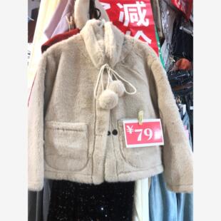 今年流行的漂亮羊羔绒小香风毛球围脖短款外套女士秋冬款季高级感