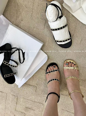 KIOSK SUO 25ss新款水钻交叉带露趾女高跟鞋字母粗跟一字带女鞋