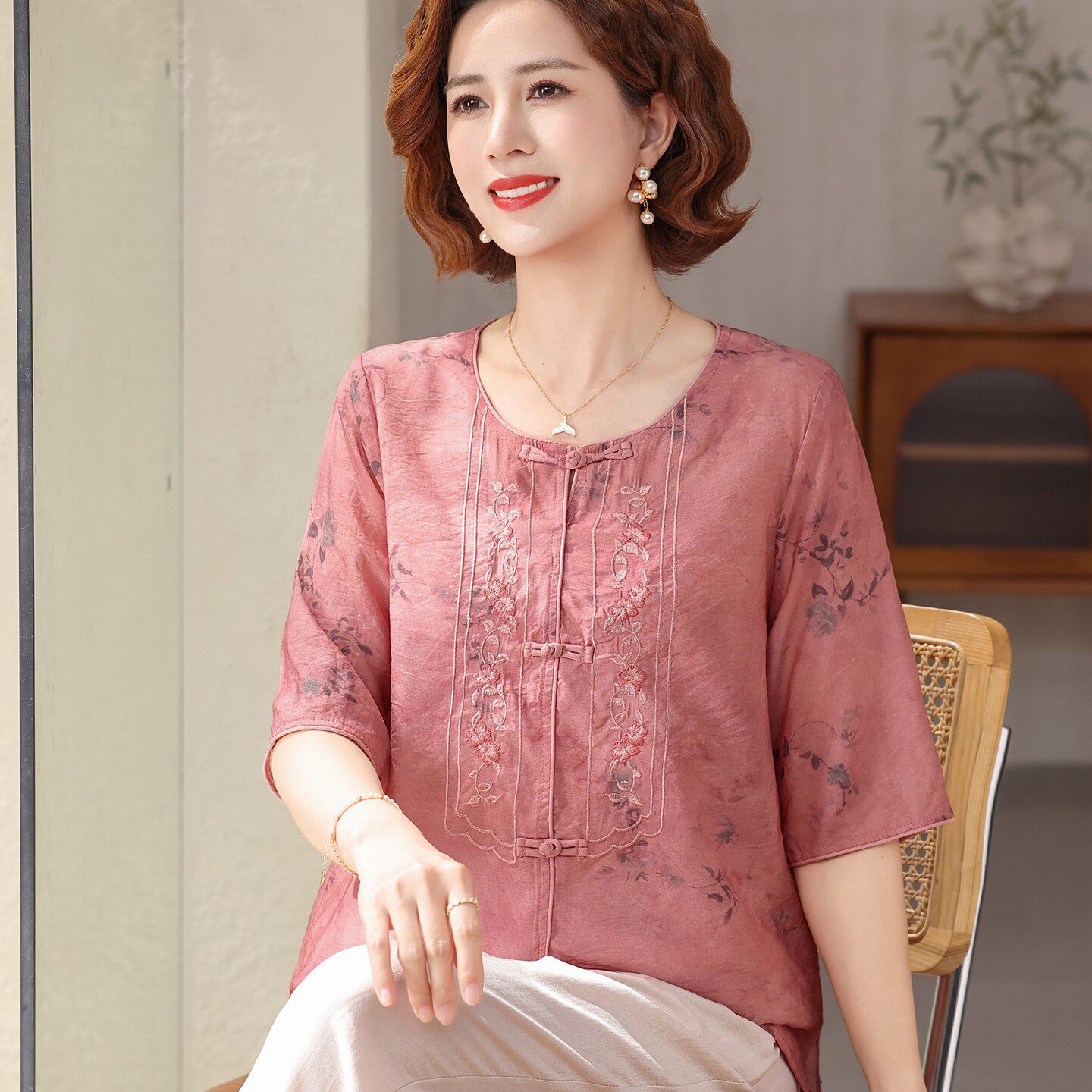 优雅复古刺绣新中式妈妈装纯棉麻衬衫中老年人女夏装棉绸短袖套装
