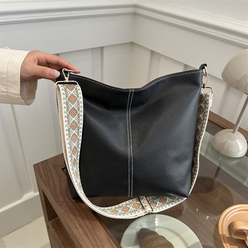 大容量包包女2024潮流新款复古宽带单肩斜挎包高级质感通勤水桶包