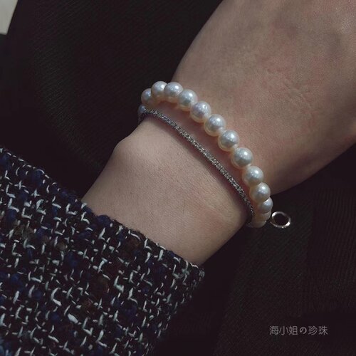 海小姐珍珠手串明日系列的假日女