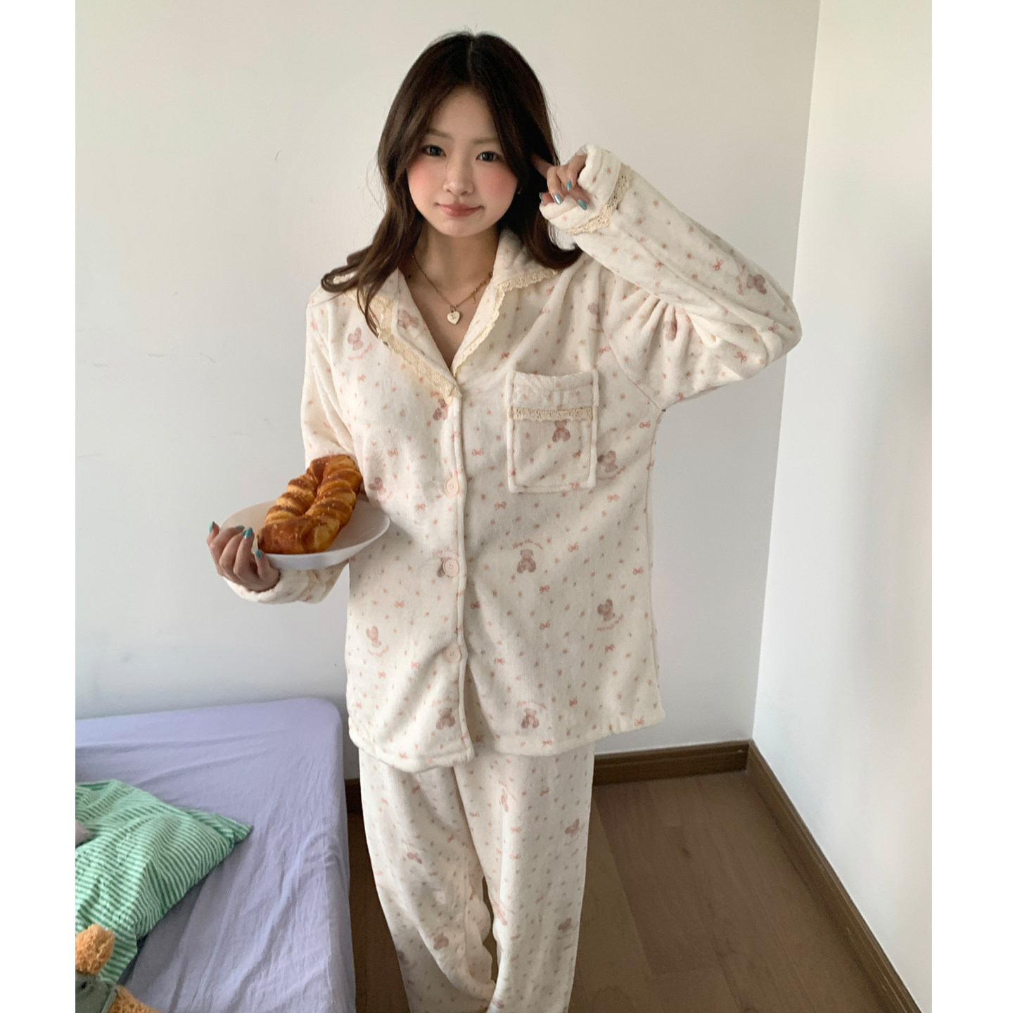 珊瑚绒睡衣女冬季新款可爱蝴蝶结小熊法兰绒保暖可外传家居服套装