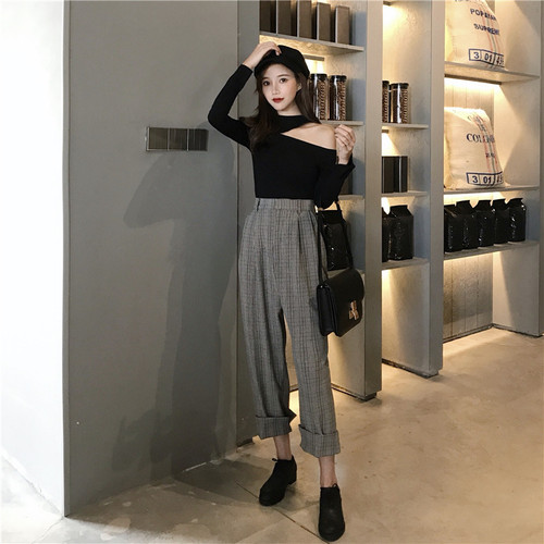 Real Price ~Slender and Careful Machine Exposing Clavicle Black Hollow-out Top + High-waist Chequered Hallen Nine-point Trousers