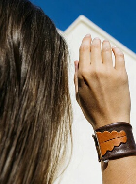 YIROO原始创意真皮手镯2026新品时尚个性宽版几何纹路手环配饰品