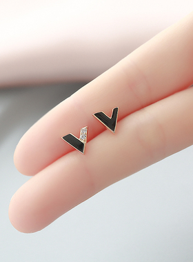 S925纯银黑色双v字母耳钉女 韩国气质简约个性百搭冷淡风耳环网红