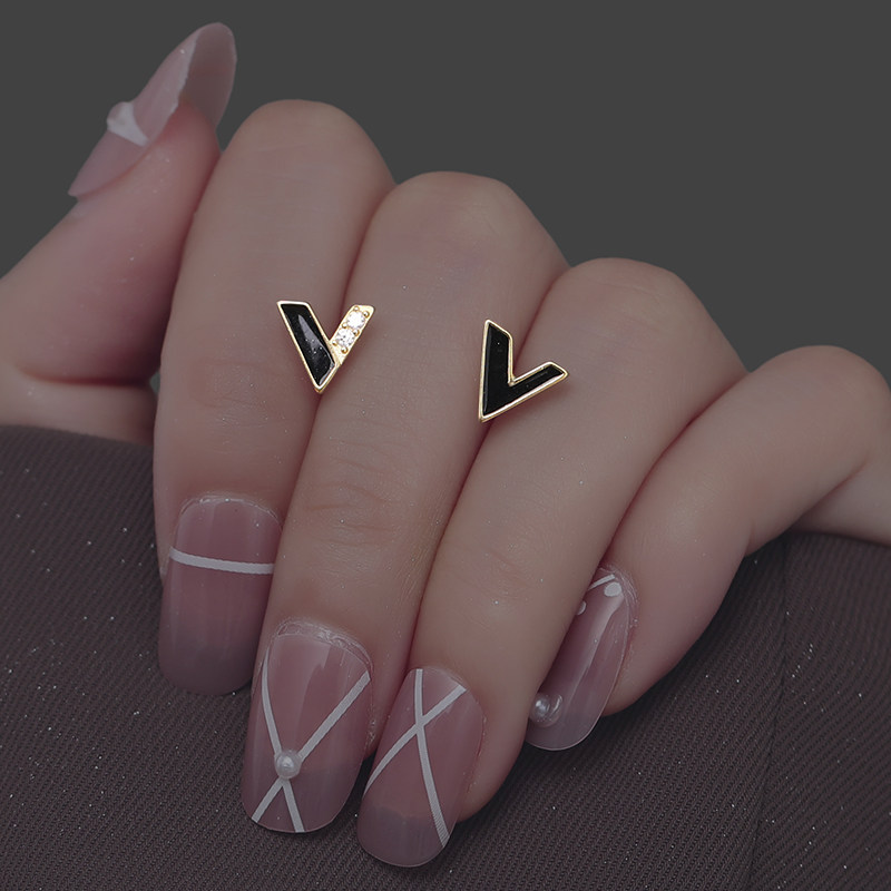 s925纯银黑色双v字母耳钉女 韩国气质简约个性百搭冷淡风耳环网红