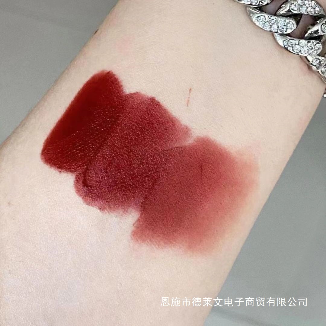 橄榄皮深唇显白到落泪!秋冬清冷感高冷孤傲暗红色正红口红唇泥