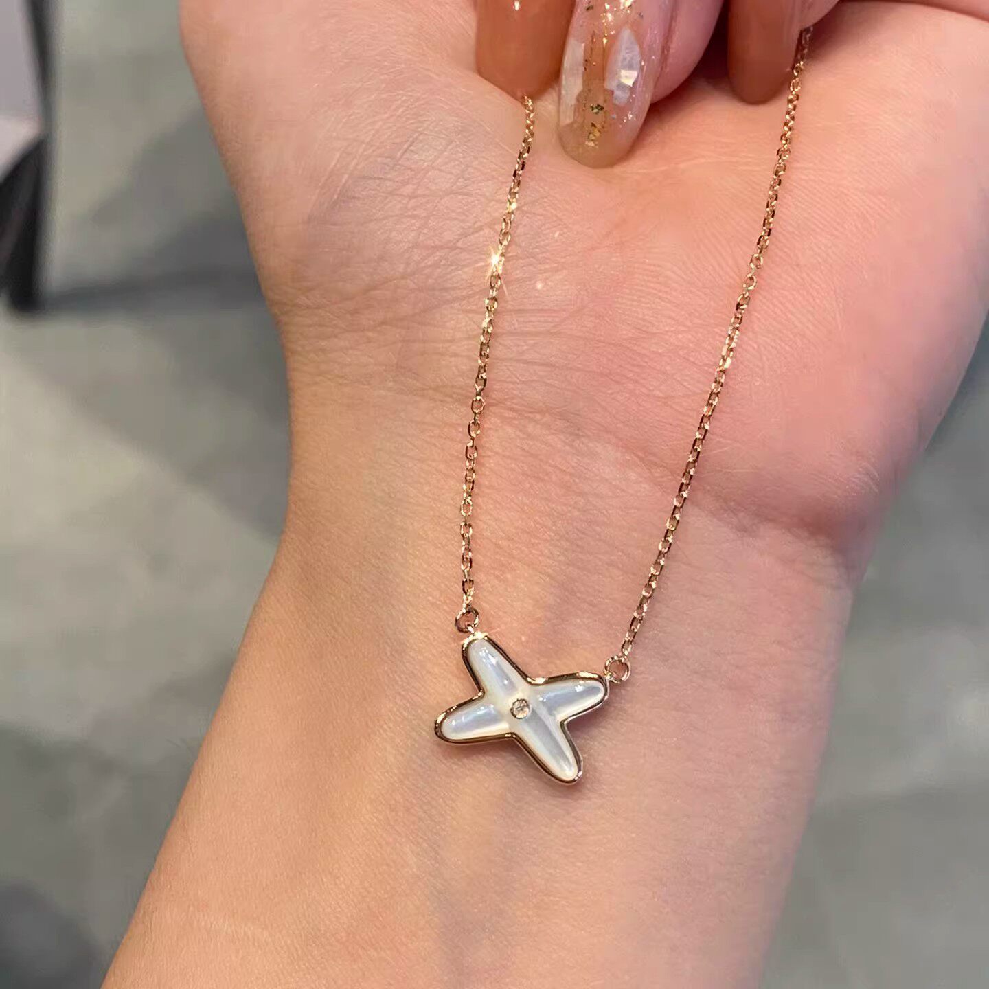 18K金交叉项链女X白贝母吊坠镶钻玫瑰金锁骨链高端定制情人节礼物