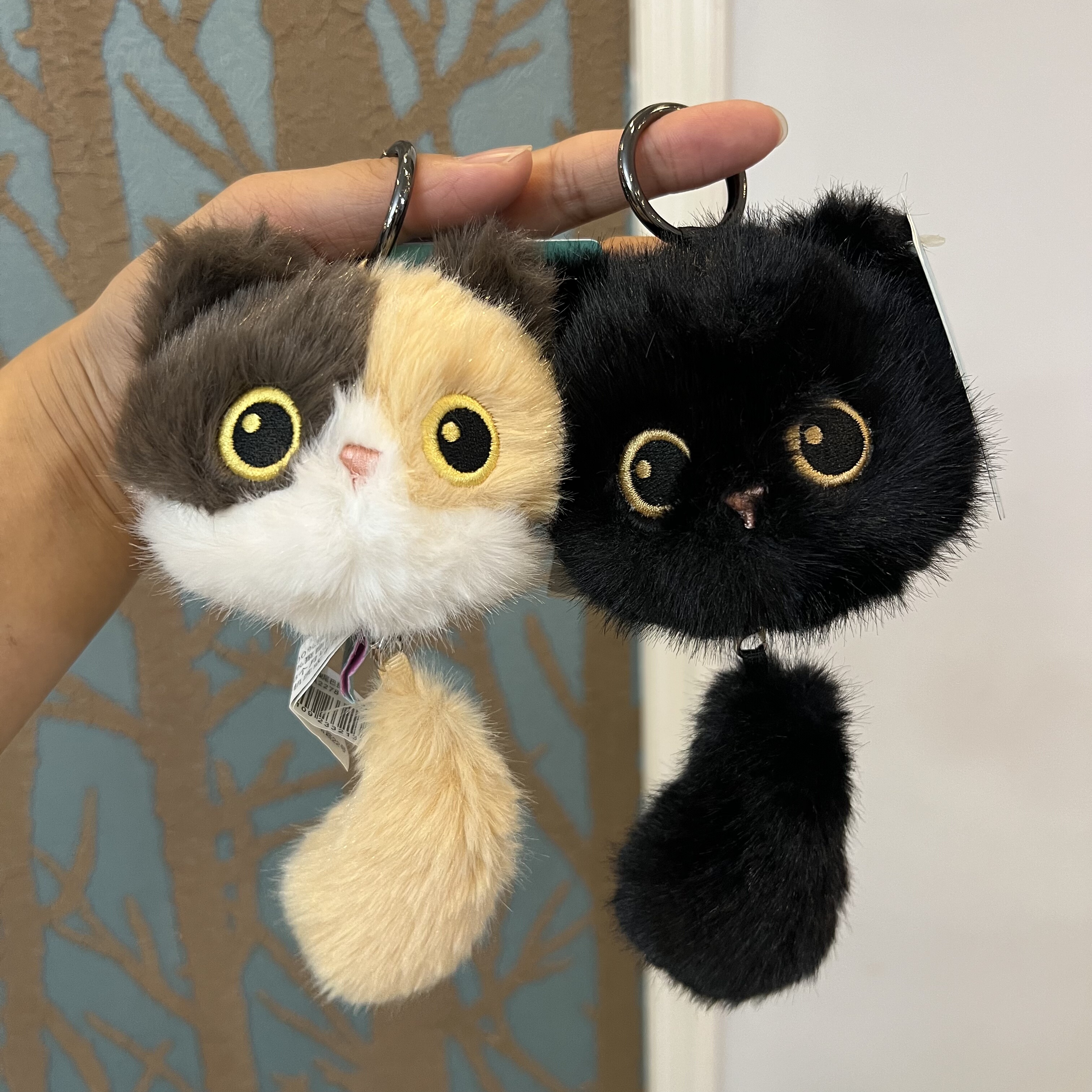 正版多爱拉线三花猫黑猫花猫玩偶毛绒玩具男女背包挂公仔儿童礼物图片