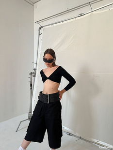 Rockrio 露肩一字领黑色紧身短上衣 Rarelicold