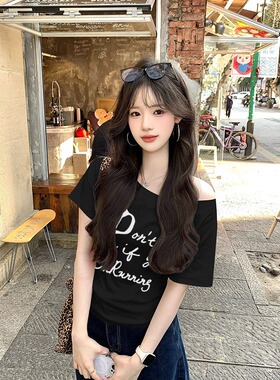 黑色斜肩短袖t恤女夏季新款字母印花宽松显瘦百搭小众设计感上衣