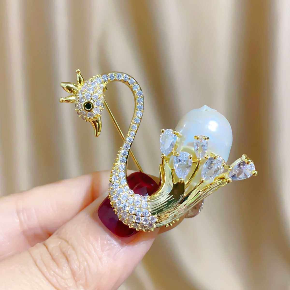 日韩新款皇冠天鹅天然巴洛克珍珠胸针设计西装配饰精致百搭别针