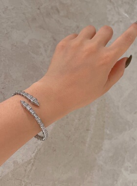 高级感灵蛇手镯蛇骨蛇形质感轻奢开口白金色手饰简约手链小众锆石