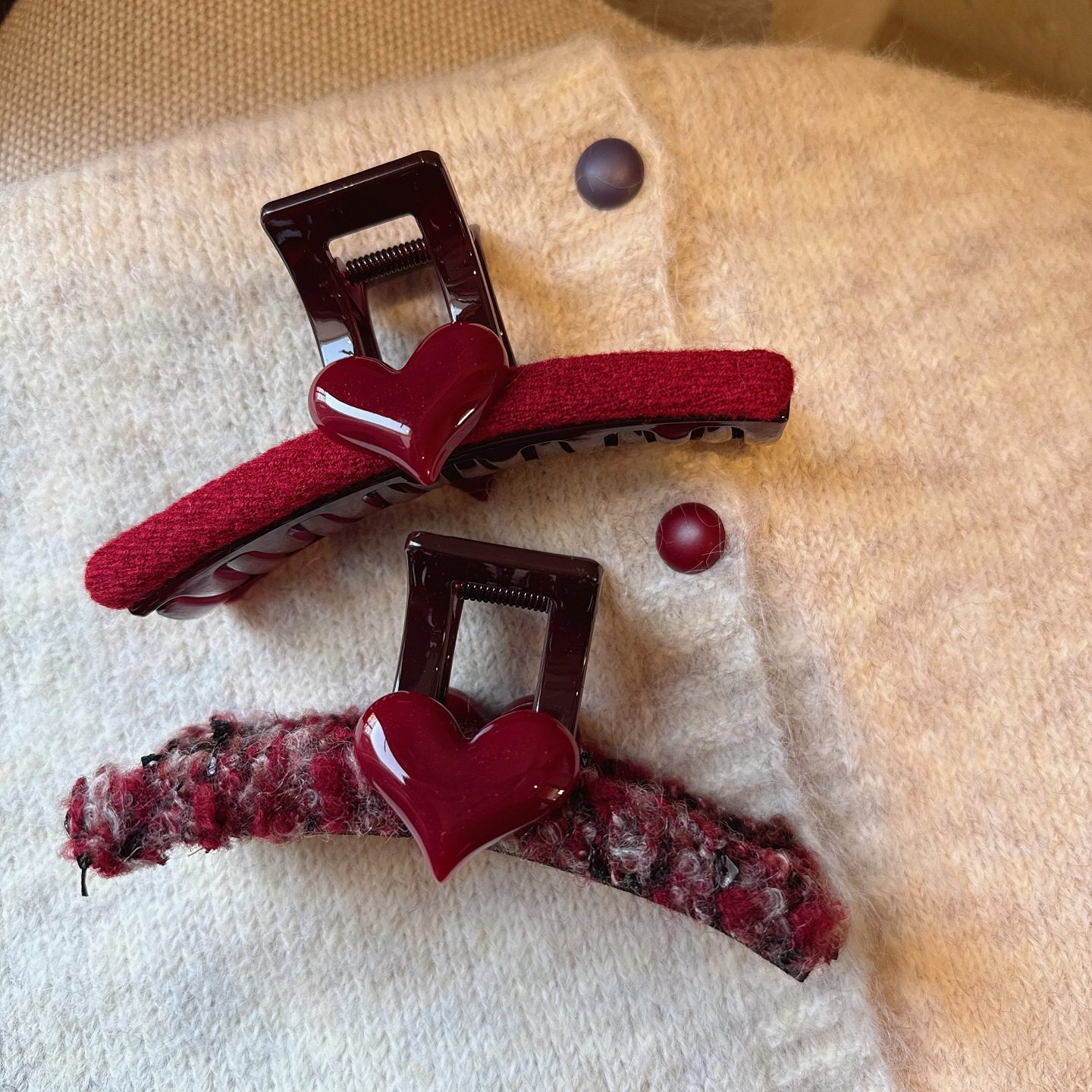 高级感红色爱心亚克力抓夹秋冬毛线发卡头饰后脑勺盘发发抓鲨鱼夹