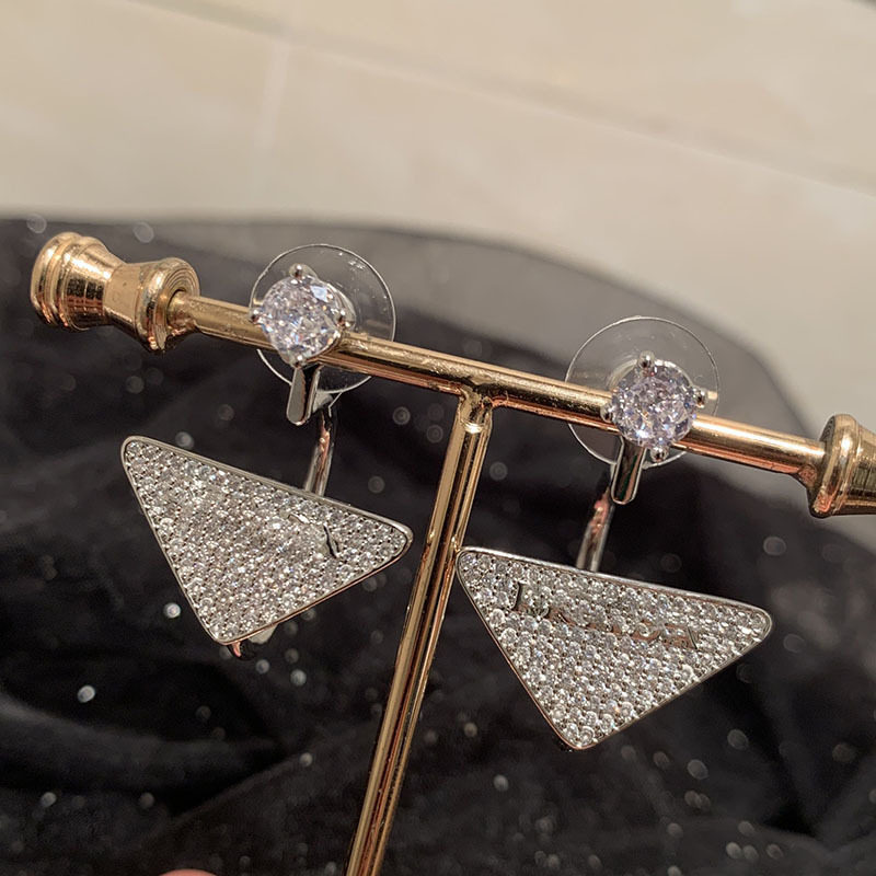 倒三角字母耳环s925银针超闪锆石双面两用立体微镶锆石小红书耳饰