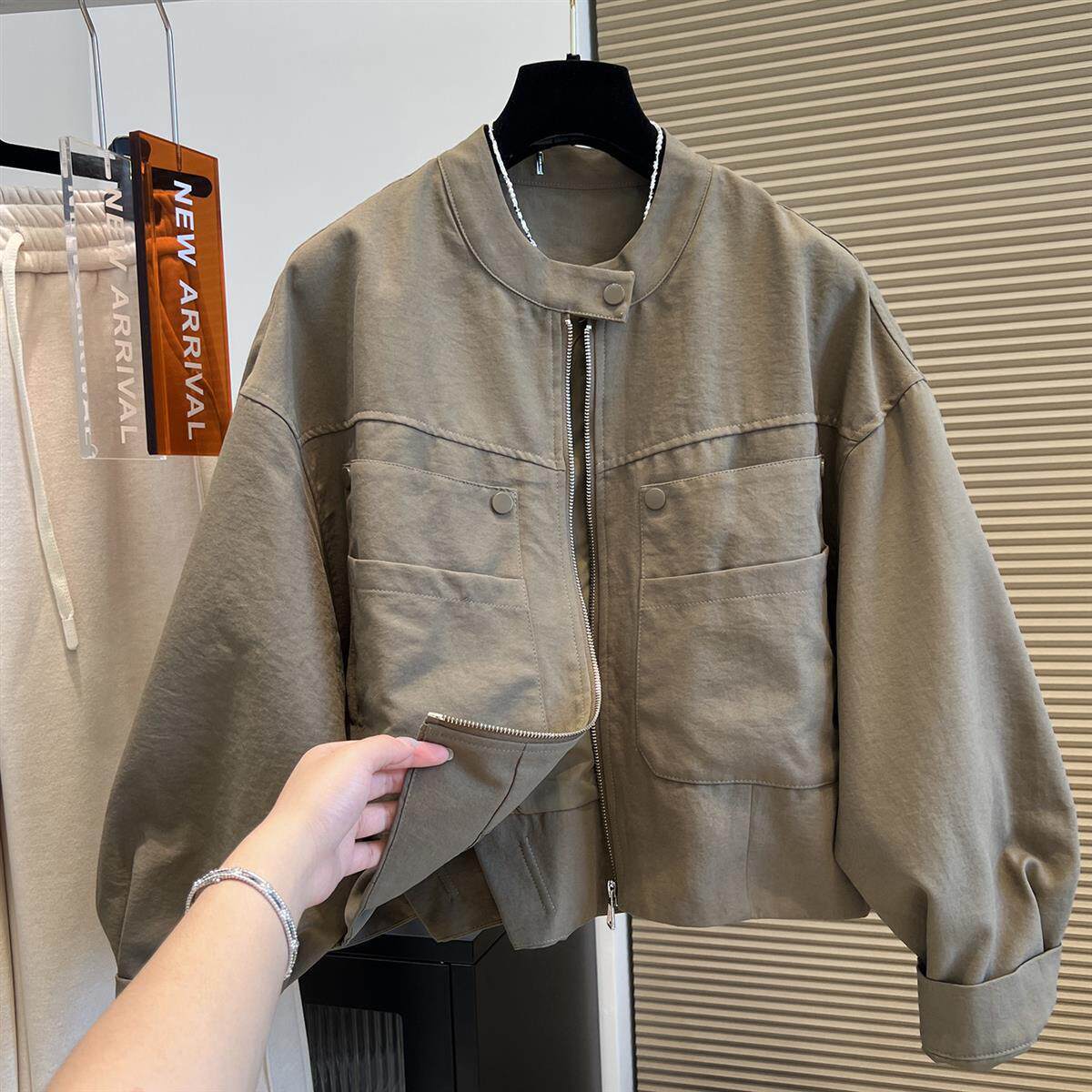 欧洲站纽扣圆领多口袋拼接拉链外套女2026年早秋新款纯色宽松夹克