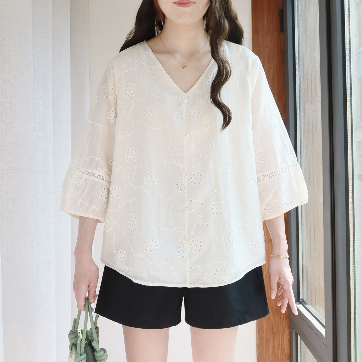 大码七分袖衬衫女200斤胖mm春夏2026新款文艺宽松纯棉绣花V领上衣