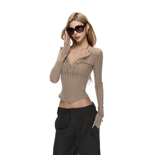 Fanptntox亮丝卡其色金属扣V领性感镂空坑条针织衫女弹力打底上衣