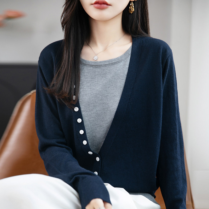 撤标撤柜(A)V领纽扣针织打底衫女春秋洋气上衣大码女装秋冬毛衣