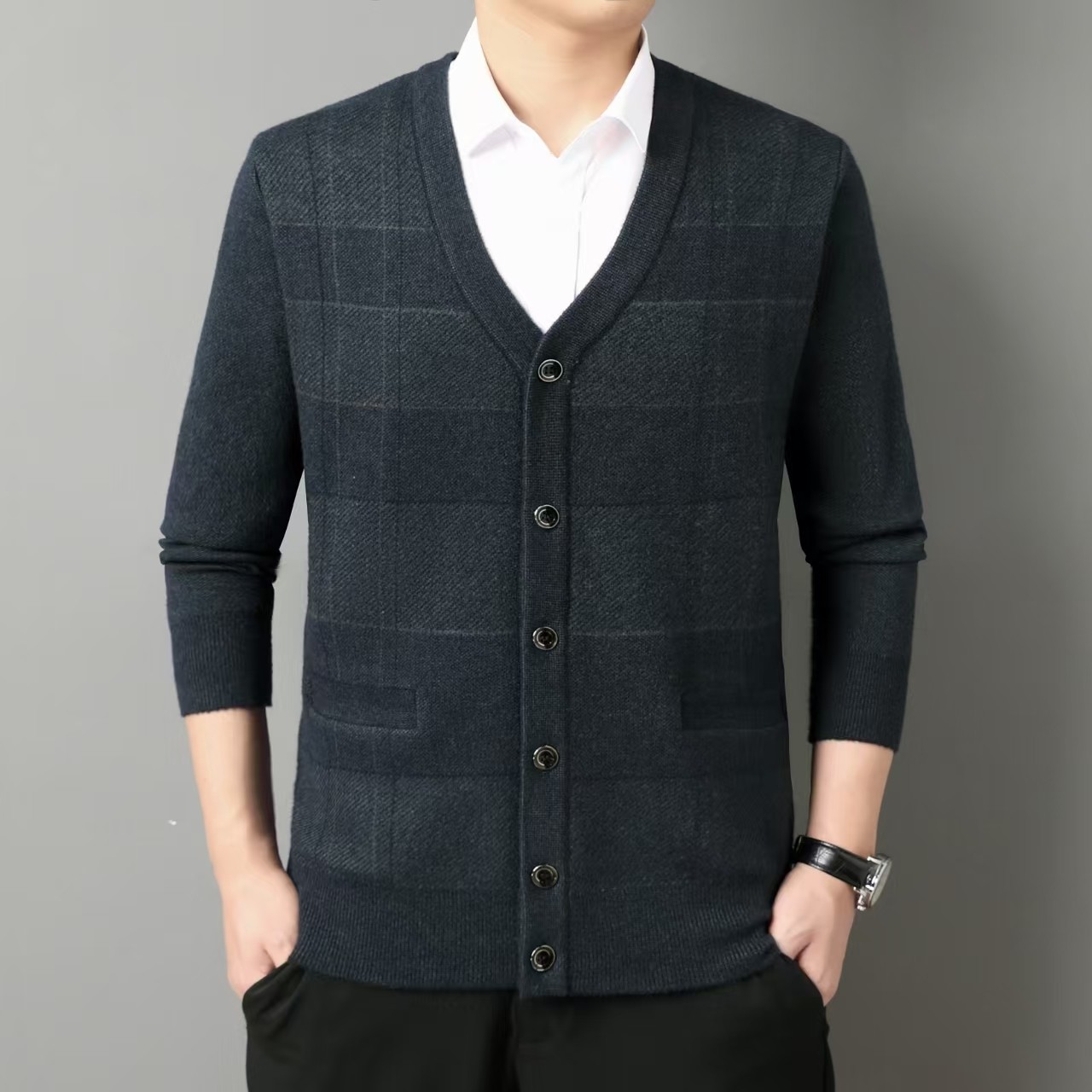 撤标撤柜(C)秋冬男士休闲百搭格纹提花双口袋设计V领针织开衫