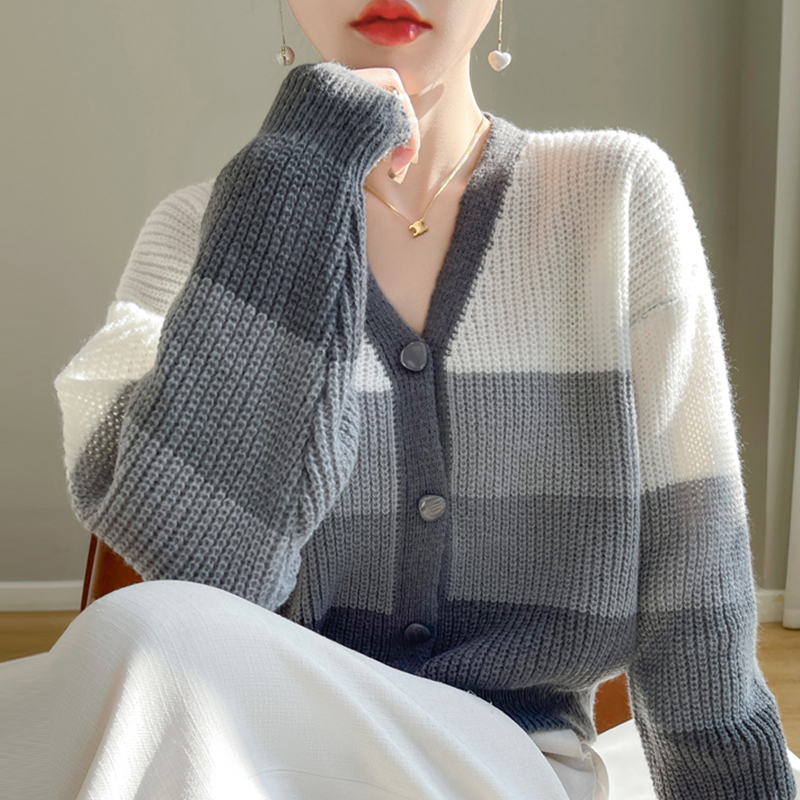 撤柜撤标(A)早秋V领宽松针织开衫外套女春秋外搭洋气大码女装上衣