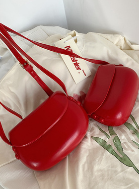 红色包包女2025新款夏复古马鞍包小众设计简约手机包单肩斜跨小包