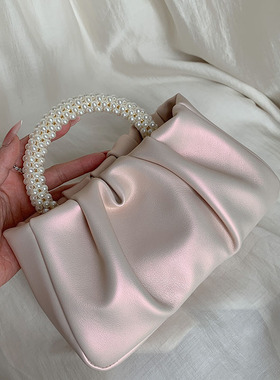 包包女2025新款潮时尚圆形珍珠手提褶皱云朵包小众气质单肩斜挎包