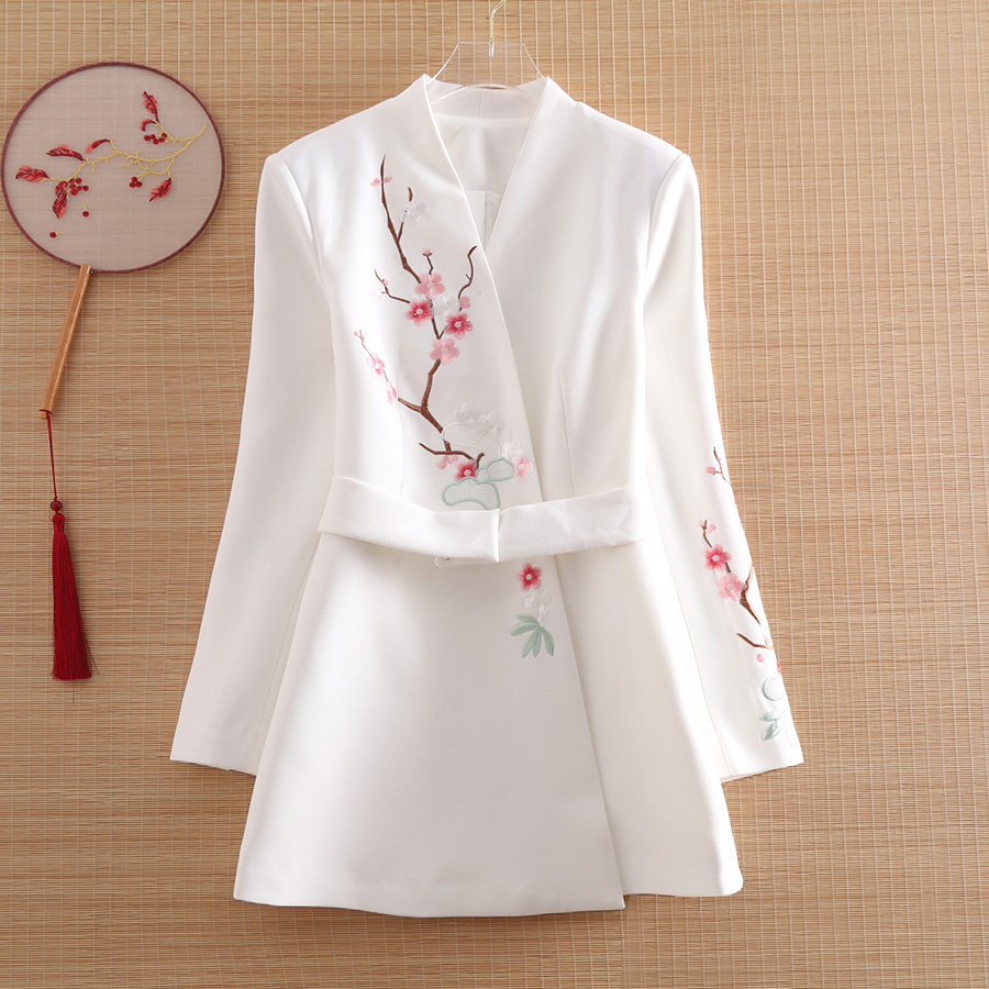 美伦民族风古装汉服中长款上衣女2025精致优雅梅花刺绣修身外套女