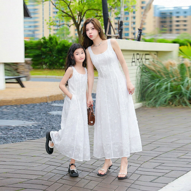 白色亲子装母女款夏装度假吊带裙2026新款潮女童海边沙滩裙母女装
