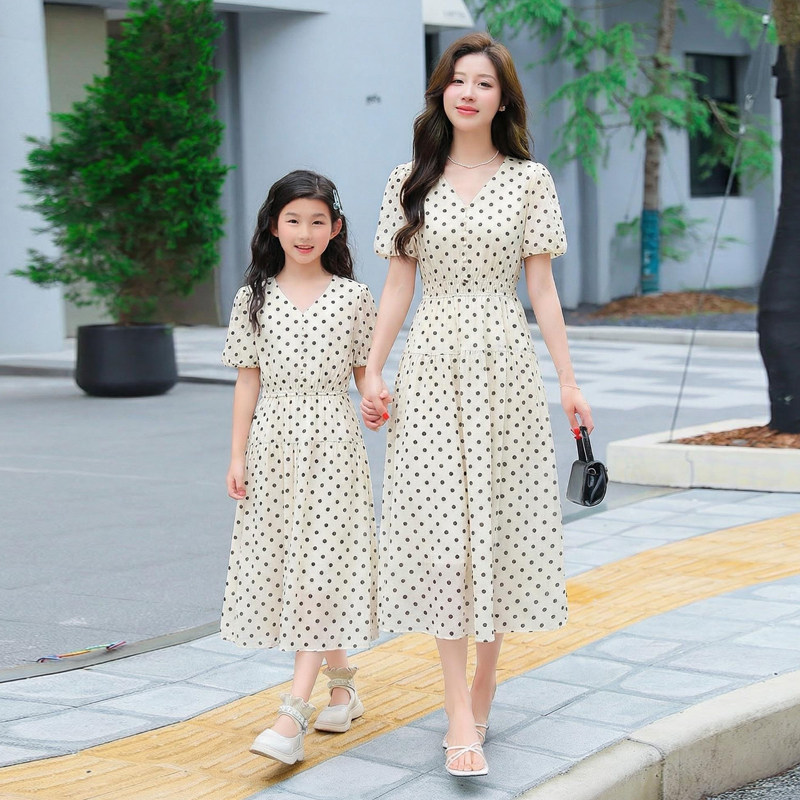 母女亲子装夏季波点连衣裙显瘦洋气修身森系中长款海边度假沙滩裙