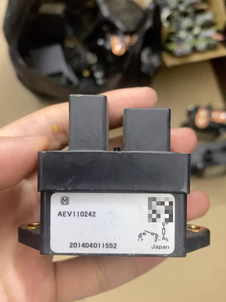 AEV110242新能源汽车高压直流接触器24V线圈继电器，成色如图