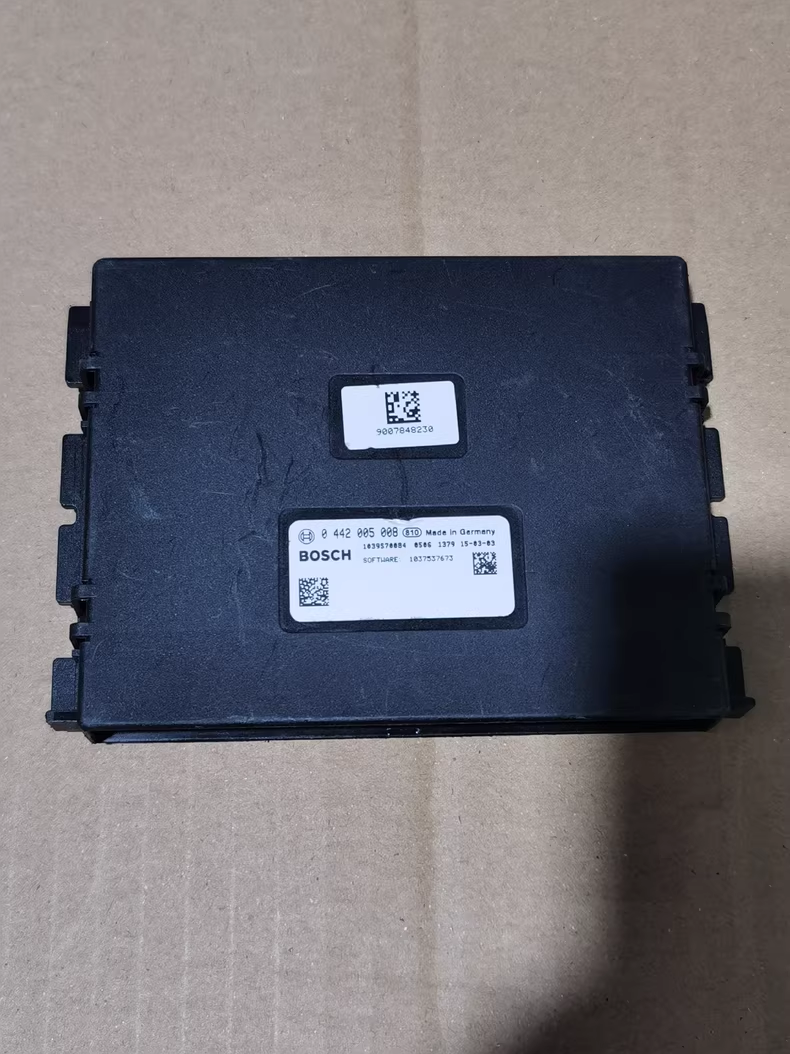 宝马535le 混动电池包，博士Bosch电池采集板。