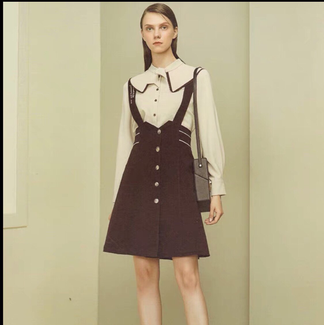 羽纱国际撤柜断码清仓两件套背带裙娃娃领衬衣l码