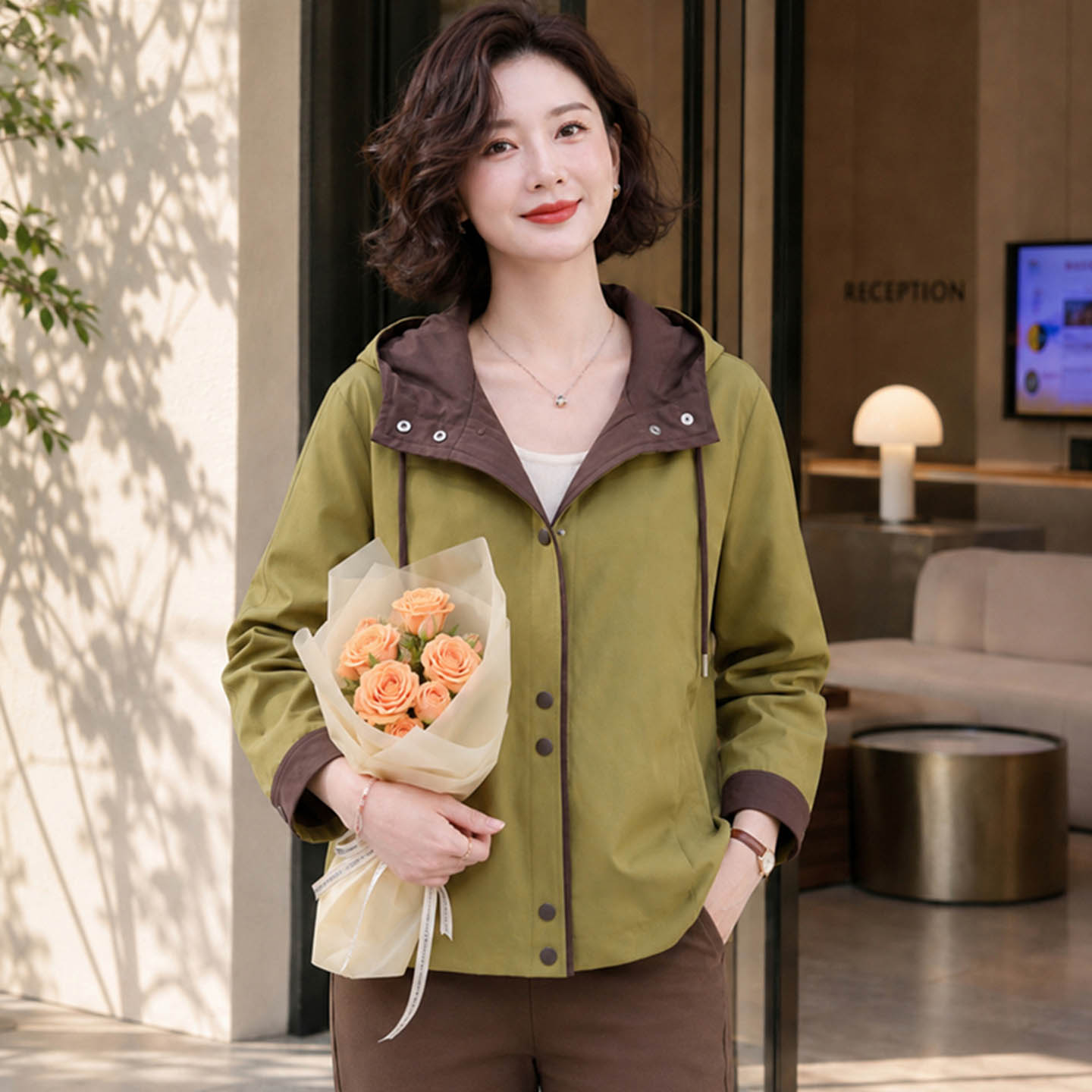 妈妈春秋连帽外套女2026新洋气薄款风衣中老年人宽松洋气夹克上衣图片