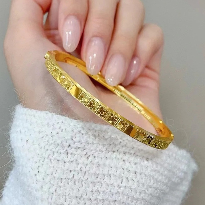 周家同款沙金cnc鱼鳞贵妃黄金手镯 椭圆形爆闪蹦迪卡扣女手镯批发