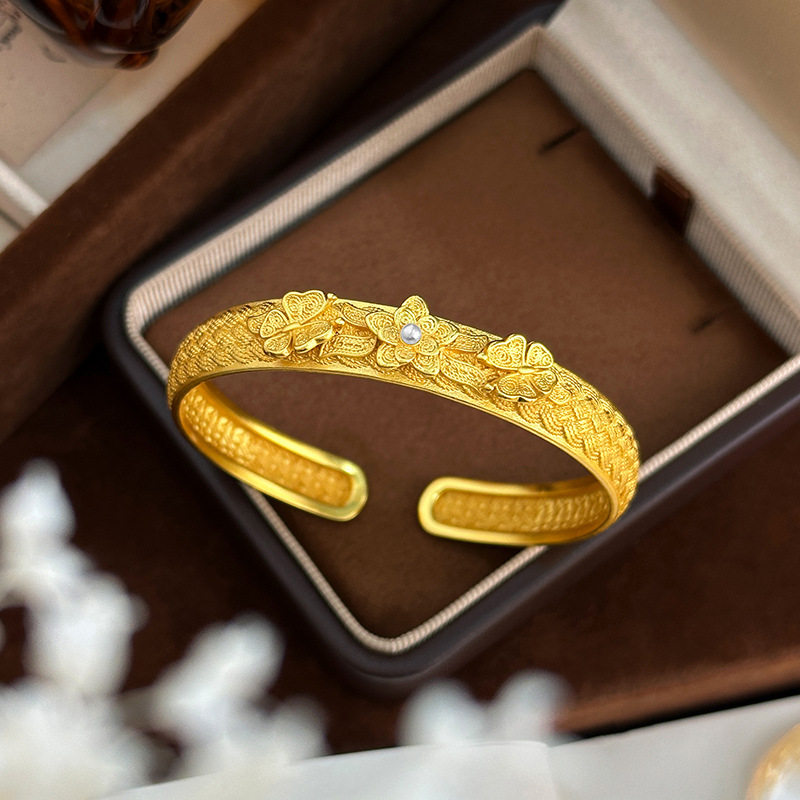 沙金新中式国风高级感錾刻花丝镶嵌珍珠蝴蝶莲花编织纹开口手镯女