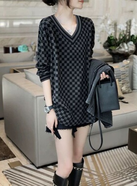 秋冬季胖mm2-300斤加大码宽松法式时髦棋盘格设计感V领女装T恤衫