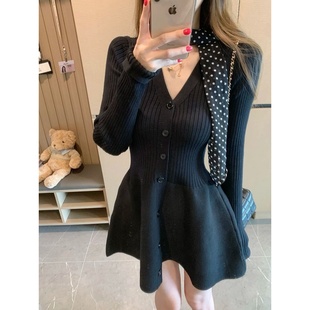 胖MM小香风收腰A字针织裙叠穿打底时尚 毛衣裙300斤女 V领纽扣大码