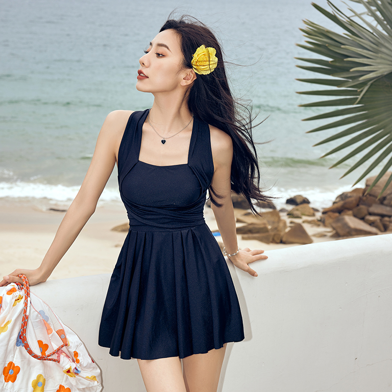 泡温泉的泳衣微胖女孩遮肉