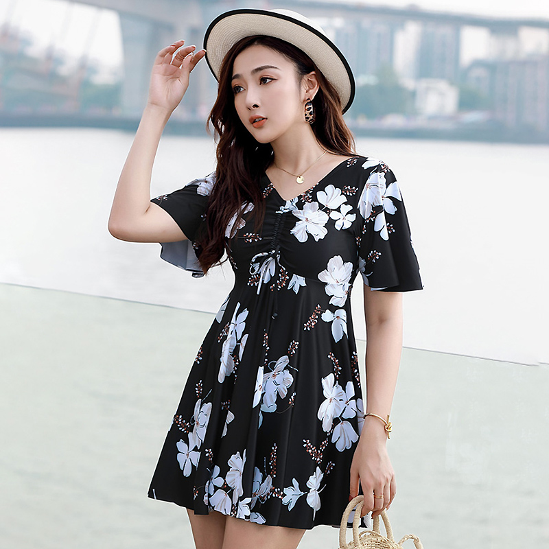 泳衣女2025新款大码连体裙式遮肉显瘦保守加肥加大码泳装泡温泉