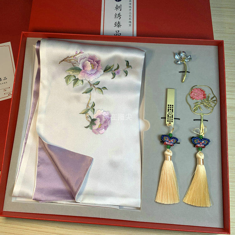 真丝手工绣花,胸针超美