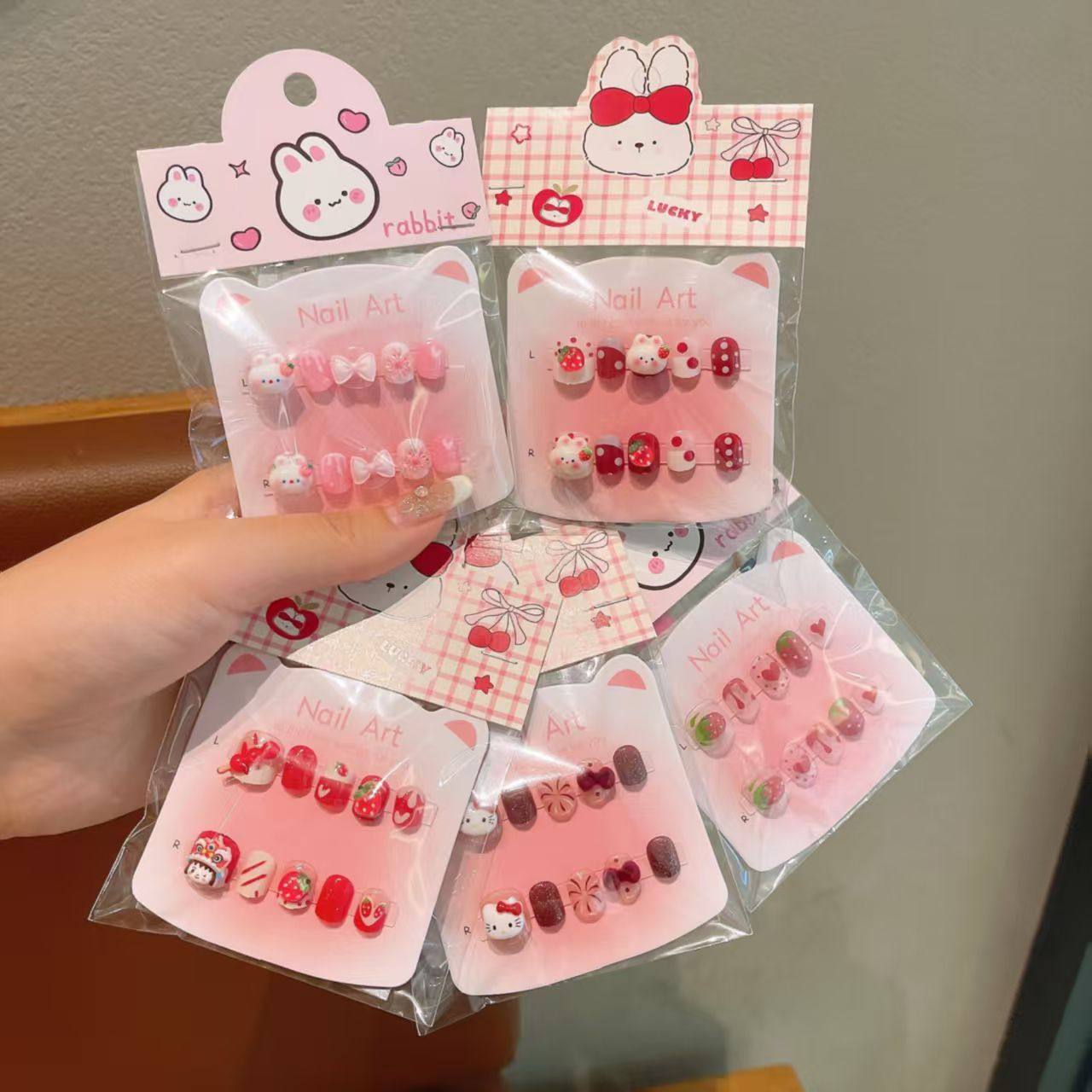 儿童红色新年指甲贴2026新款可爱卡通女童自粘穿戴甲片女孩美甲贴,彩妆/香水/美妆工具,穿戴甲/甲片,淘宝优惠券,粉丝福利购,淘宝优惠卷