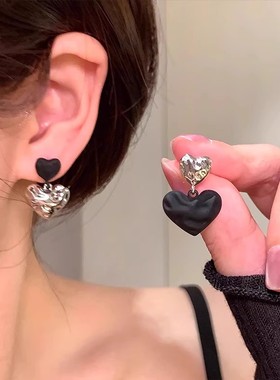 黑色爱心耳饰2025新爆款轻奢高级感气质女耳环银针独特绝美耳钉