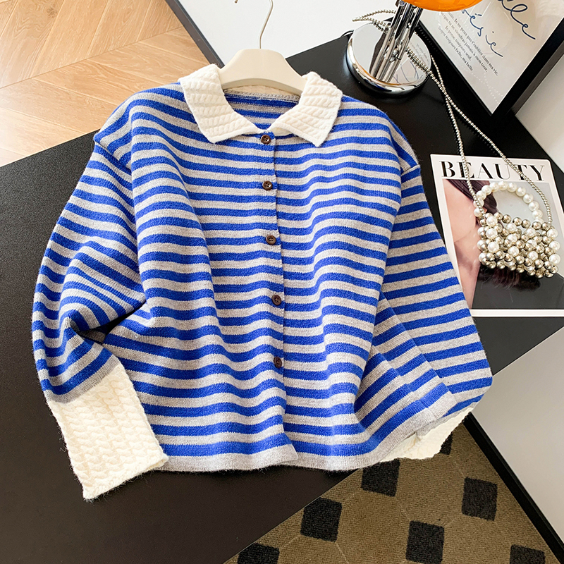 今年流行时尚设计感翻领单排扣条纹休闲百搭洋袖针织毛衣外套女