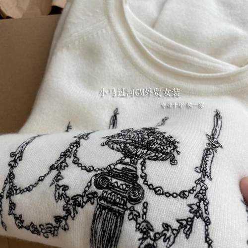 软软糯糯，巨推荐！！100%羊毛~水晶宫灯刺绣气质圆领卷边针织衫