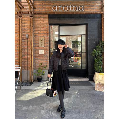 黑色轻薄羽绒棉服+黑色灯芯绒半身裙通勤微胖显瘦遮胯裙子两件套